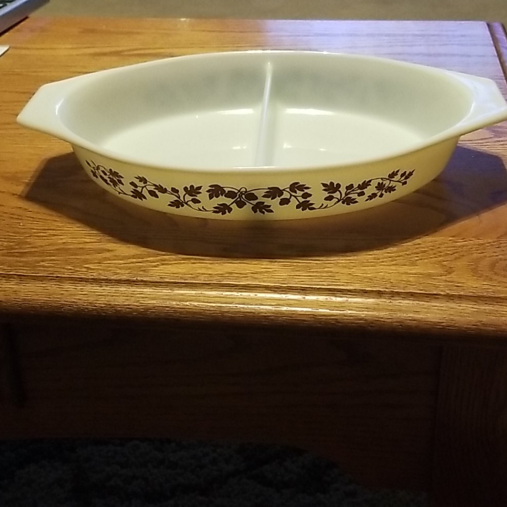 Vintage 1.5 qt. Pyrex Golden Acorn Divided Dish